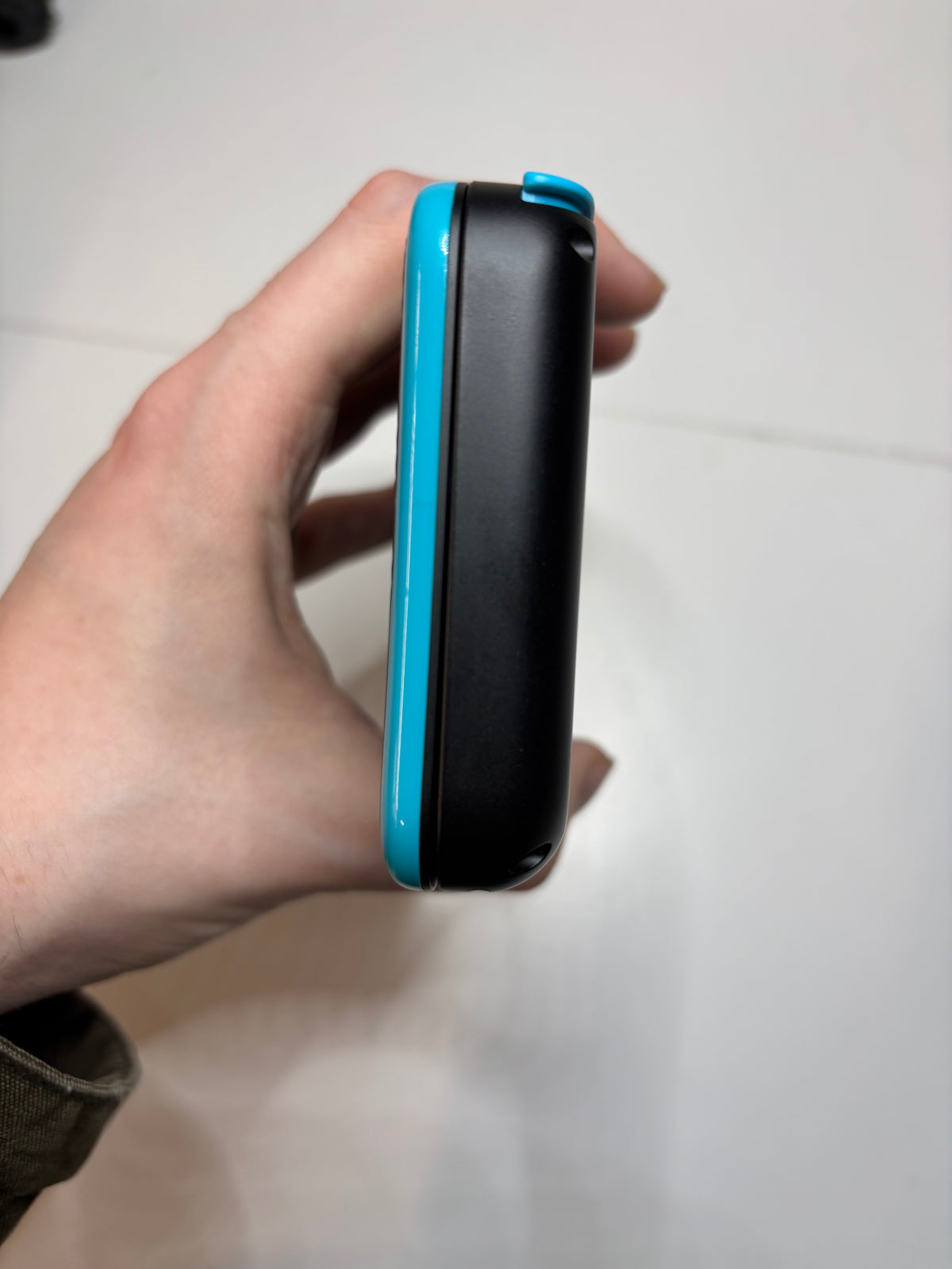 New Nintendo 2DS XL Black + Turquoise w/ Aftermarket Charger (Nintendo 3DS)