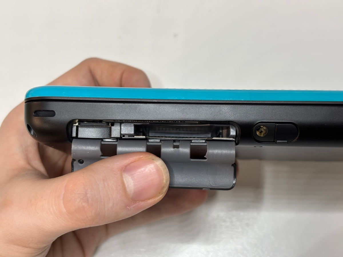New Nintendo 2DS XL Black + Turquoise w/ Aftermarket Charger (Nintendo 3DS)